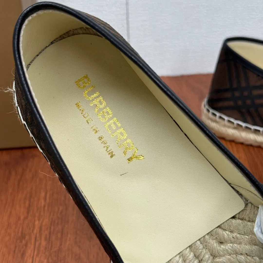 Batch 600 Burberry/Burberry new summer men's embroidered straw fisherman shoes, cool slip-on straw shoes! Encounter British fashion with Burberry espadrilles, a perfect blend of classic and fashionable. The unique printing on the upper is a manifestation of the brand's style. Every color and every pattern tells the story of England. Straw soles bring a natural texture, comfortable and chic. Whether you are strolling in the city streets or heading to the beach for vacation, it can add elegance and charm to you, easily become the center of attention, and start your own fashion journey. Classic knitted canvas upper, with thin calfskin lining suitable for summer, straw lining, genuine leather patch at the bottom of the heel, hemming technology, and Mark stitching details! Anti-slip rubber bottom layer, integrated injection molding of large LOGO letters and badges, multiple colors and styles to choose from, complete package! Size: 39-40-41-42-43-44 Normal size Item number: 2025-5 War Horse Brown color